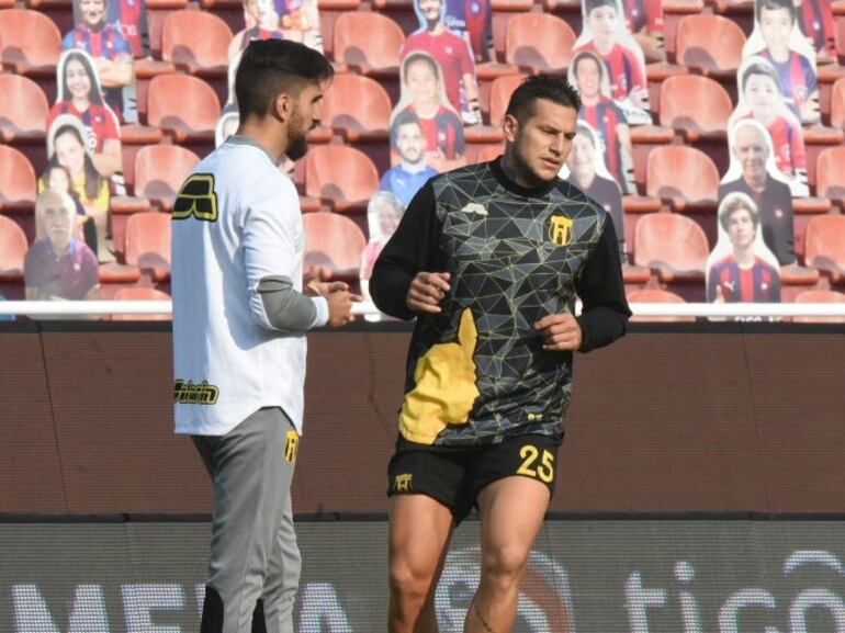 Raúl Bobadilla, en el calentamiento de Guaraní antes de enfrentar a Cerro Porteño.