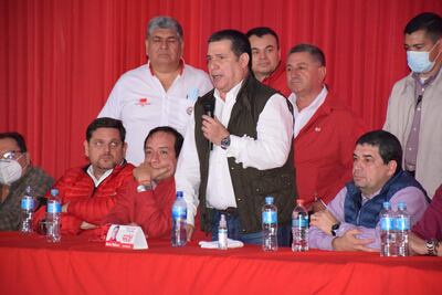 Horacio Cartes, hablando durante una concentración colorada departamental realizada en San Juan Nepomuceno.