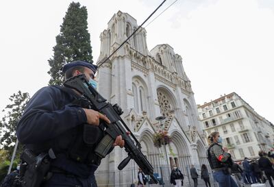Policías montan guardia fuera la basílica en la que este jueves un atacante mató a dos personas con arma blanca, en Niza, Francia.