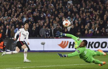 El japonés Daichi Kamada anota el segundo gol para Eintracht, pese a la estirada del arquero francés Alphonse Areola, del West Ham.