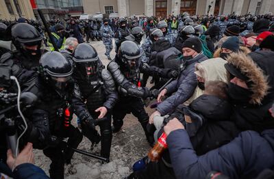 Los manifestantes chocaron con la Policía en las protestas contra el gobierno, en la ciudad de Moscú.
