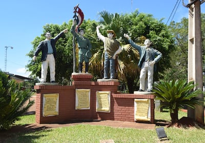Monumento a los Héroes de la Guerra del Chaco, entre ellos el capitán Emeterio Miranda, ubicado al costado de la sede comunal.