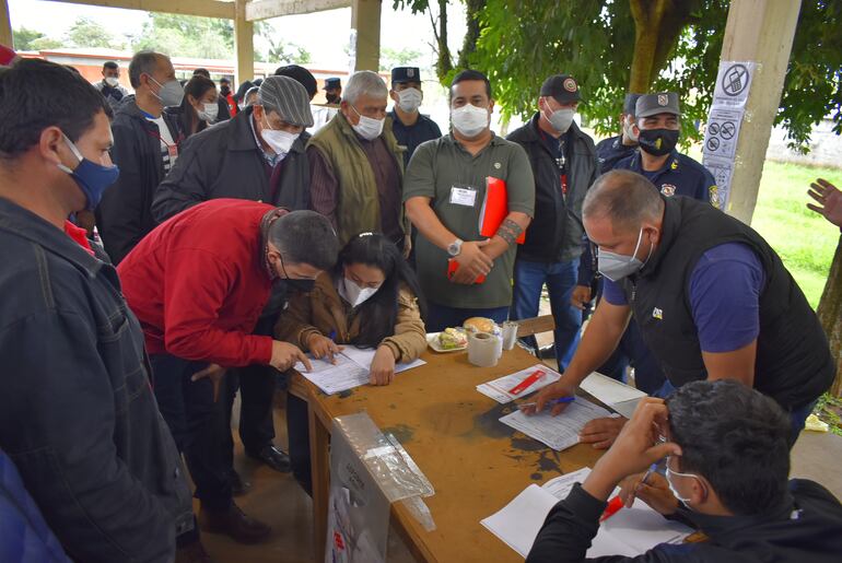 Momento en que los miembros de mesa, candidatos y apoderados de la lista 10 Esperanza Republicana abandonaban las mesas de votación.
