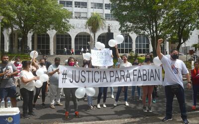 Bulliciosa manifestación de familiares y amigos del fallecido Robert Fabián Marín Caballero, frente al Palacio de Justicia.
