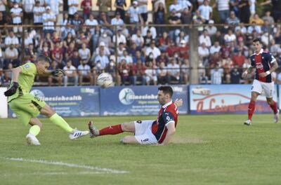 Peligroso cruce entre el azulgrana Boselli y el arquero gua’i Don.