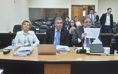 Marta González, junto a su esposo  Jacinto Santa María (c) y el abogado Ricardo Preda.