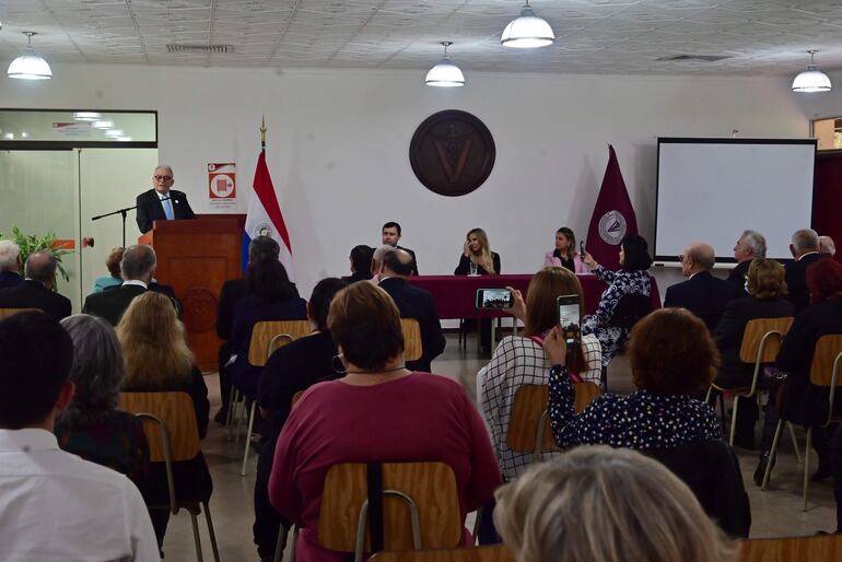 El Dr. Dario Baumgarten, durante su discurso en la FCV/UNA.