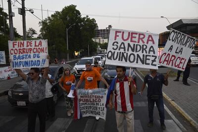 Manifestantes piden la salida de Sandra Quiñonez. El lunes se reiterará la movilización de autoconvocados.