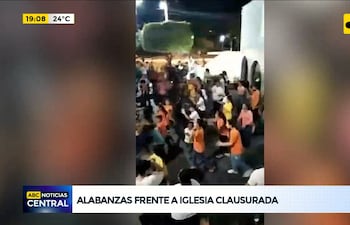 Alabanzas frente a Iglesia clausurada