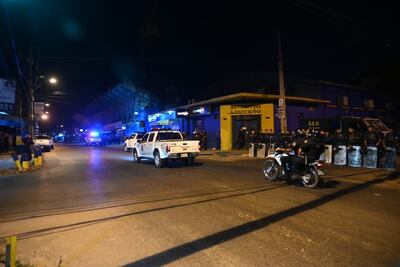 Agentes policiales custodian el coliseo luqueño.