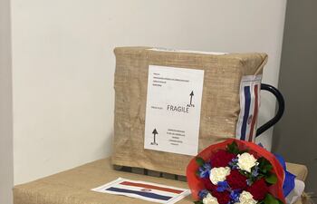 Las urnas en las que son transportadas las reliquias de Chiquitunga al momento de partir desde Roma, hoy.