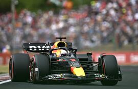 Max Verstappen remontó desde la décima posición, fue constante y al final se quedó con la victoria, que lo alivia en la punta del campeonato.