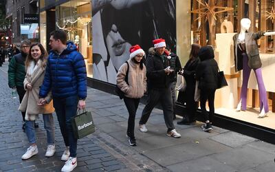 Peatones en Covent Garden en Londres, Gran Bretaña, 17 de diciembre de 2021.