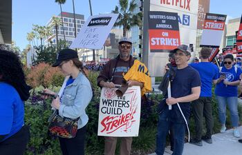 Los guionistas de Hollywood están en huelga desde el martes, lo que supone un parón en la industria audiovisual estadounidense que afectará a las audiencias y a la economía del país. Estas son las claves de la protesta.