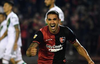 Gustavo Velázquez festeja su gol para Newell's.