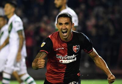 Gustavo Velázquez festeja su gol para Newell's.