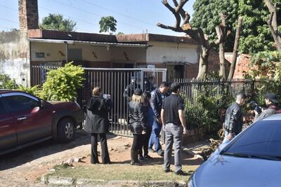 Reconstrucción del crimen de la adolescente en el barrio San Isidro, Lambaré. El hermanastro, y señalado como responsable del feminicidio,  aparece con una capucha en la cabeza.