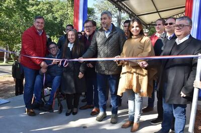 El presidente Mario Abdo Benítez ( c) acompañado de la primera dama Silvana López Moreira y del director de Yacyretá Nicanor Duarte Frutos inauguró obras de ampliación en el centro de salud de San Miguel, Misiones.