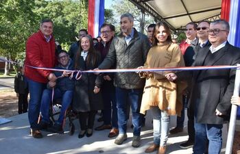 El presidente Mario Abdo Benítez ( c) acompañado de la primera dama Silvana López Moreira y del director de Yacyretá Nicanor Duarte Frutos inauguró obras de ampliación en el centro de salud de San Miguel, Misiones.