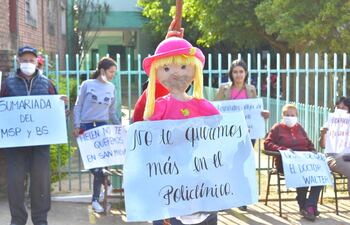 Denuncian influencia de hermana del gobernador para cambiar a galeno.