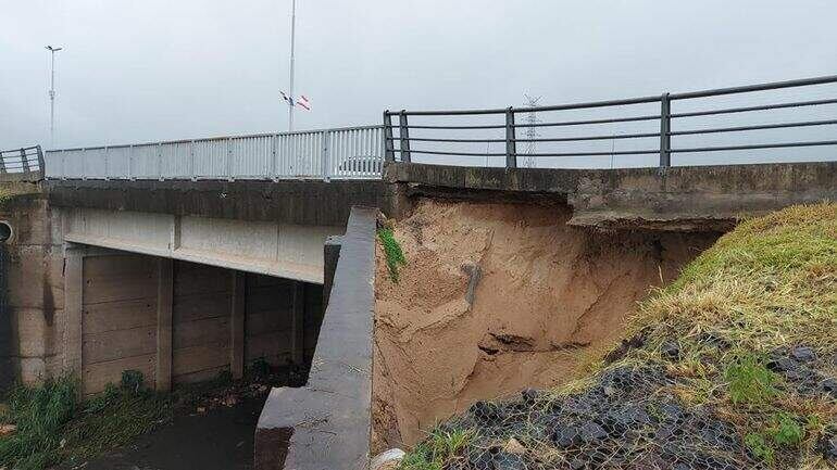 Parte del relleno de la costanera cedió.