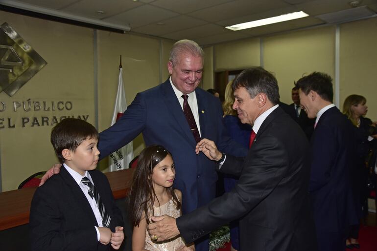 El nuevo fiscal general del Estado Emiliano Rolón acompañado de sus familiares durante el acto de asunción.