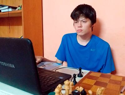 El juvenil   Ángel Montiel, quien presenta una buena perfomance jugando online con maestros.