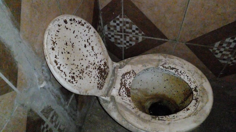 Los baños están en pésimo estado, muchos de ellos están clausurados.