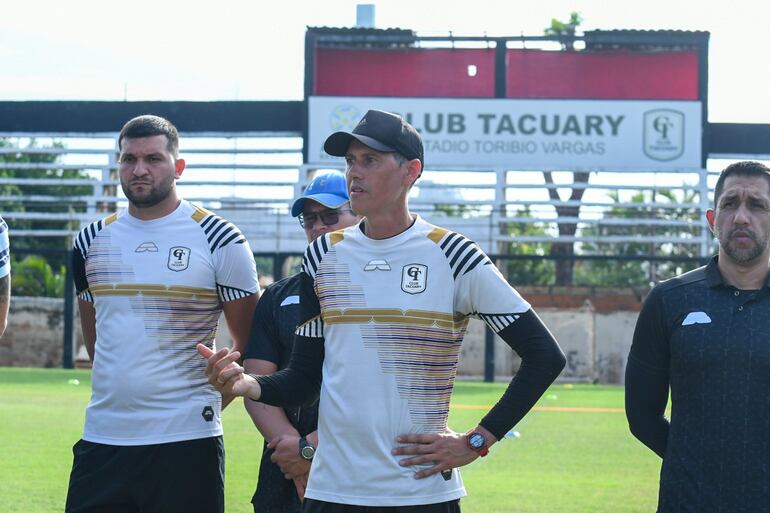 Presentación de Badayco Maciel como director técnico provisorio de Tacuary.