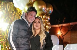 Hermosa parejita. Junior Rodríguez y Fátima Román celebrando los 10 años con la música de La Emperatriz de la Cumbia.