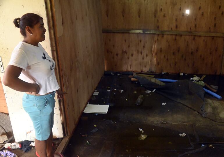 Yennyfer González parada dentro de su vivienda, ya tomada por el agua.
