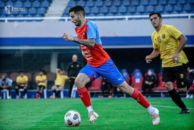 Mathías Villasanti se hace de la pelota en el amistoso de ayer entre Cerro Porteño y Guaraní, en la Olla