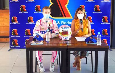 Joshua Duerksen junto a Carmela Pomata, durante el anuncio del apoyo de B&R al piloto nacional.