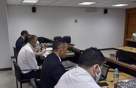 El exdiputado Carlos Soler (centro) escucha los alegatos finales de su defensor, el abogado Rubén Galeano.