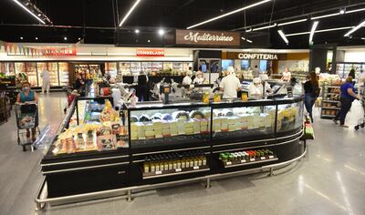 En el sector Mediterráneo se destaca un gran surtido de quesos y jamones importados, además de variedades artesanales del país.