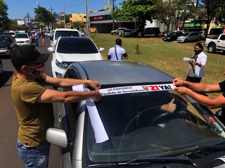 Ayer los manifestantes colocaban calcomanías contra Javier Zacarías Irún (cartista) con miras a la caravana vehicular prevista para hoy.