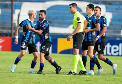 Miguel Samudio (se. de izq. a der.), jugador del Liverpool, en el duelo contra Atlético Cerro por el torneo Apertura 2023 de Uruguay.