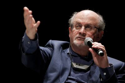 El escritor británico Salman Rushdie fue atacado hoy en pleno escenario, mientras se dirigía a un auditorio. (AFP)