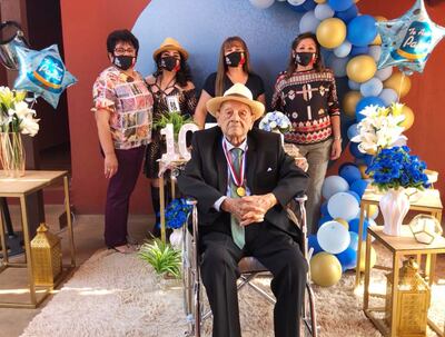 El excombatiente de la Guerra del Chaco, Juan López Leguizamón, rodeado por sus hijas Olga, Miryam, Zulma y Nimia.