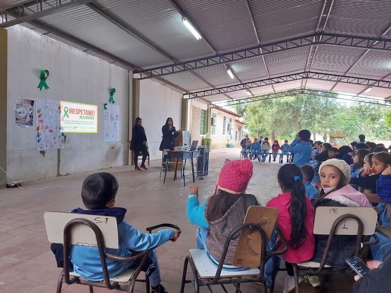Los niños de la escuela Santa Teresita de la ciudad de Caacupé tuvieron una charla instructiva donde se hablaron de temas muy importantes como la lucha contra el abuso sexual en niños/as. Este tipo de actividades se realizaran en varias instituciones de la zona.