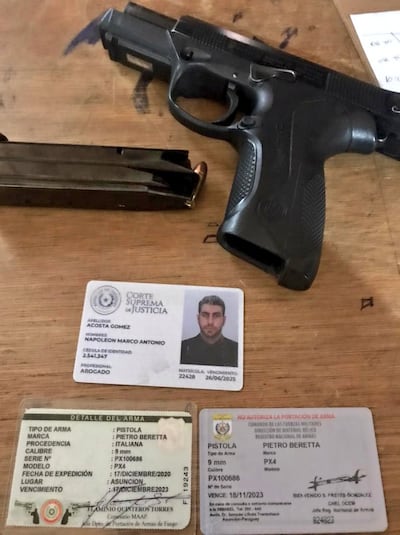 La pistola 9 milímetros con su cargador incautados del poder del abogado Napoleón Marco Antonio Acosta Gómez, además de documentos.