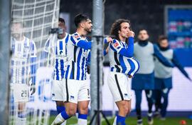 Guendouzi (d) ya no será compañero del paraguayo Omar Alderete (c) en el elenco alemán.