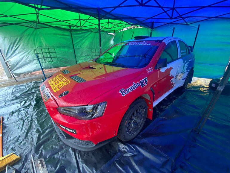 El equipo y auto de Wilfred Klassen en la sede.