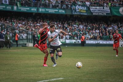 Matías Galarza (d), del Coritiba, se escapa de la marca del defensor de Athletico Paranaense.