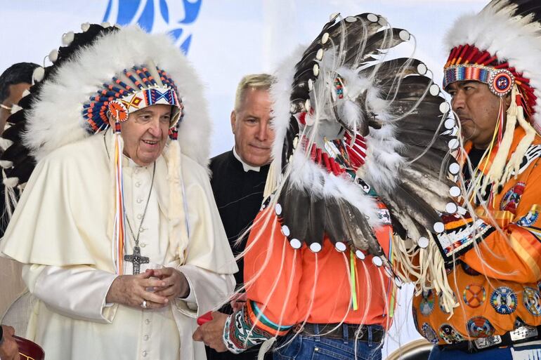 Francisco se reúne con indígenas en el parque Muskwa en Maskwacis, Alberta, Canadá, en julio de 2022.