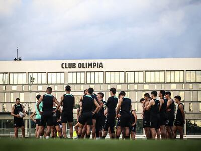 Los jugadores de Olimpia en la charla del entrenador Julio César Cáceres previa al entrenamiento en la Villa Olimpia.