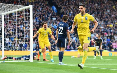 Roman Yaremchuk (d) sale a festejar tras anotar el segundo gol para Ucrania ante Escocia en Glasgow.