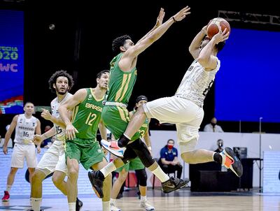 Édgar “Titi” Riveros intenta eludir los brazos del jugador brasilero, mientras observa de cerca Adolfo “Toto” López y en el fondo Ramón Sánchez. Brasil ganó y clasificó a la AmeriCup.