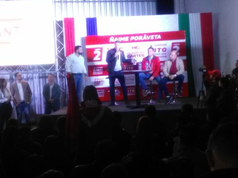 El candidato de Honor Colorado, Santiago Peña, acompañado de Pedro Alliana en gira proselitista por Itapúa.