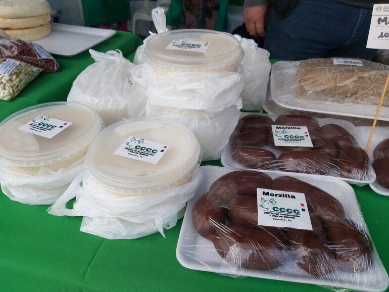 En la feria se encuentran chorizos, carnes, frutas y verduras